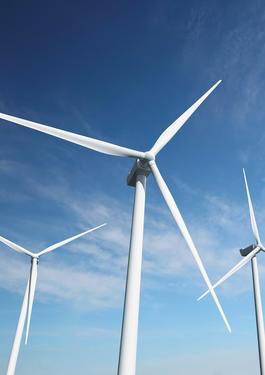 Ciel bleu et trois turbines éoliennes